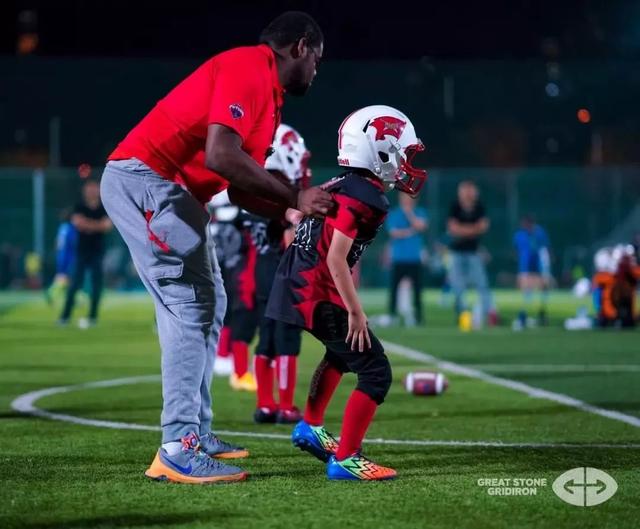  昂热战术体系运转流畅，法甲团队配合展现威力